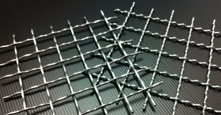 ตะแกรงสานสแตนเลส (Woven Stainless Steel Mesh): ทางเลือกแห่งความทนทาน ความแม่นยำ และความสวยงาม สำหรับงานอุตสาหกรรมและสถาปัตยกรรมระดับสูง